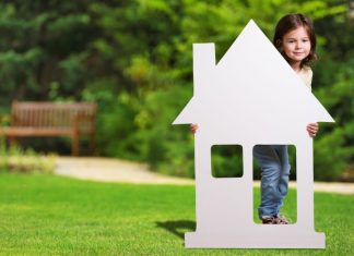 Domki drewniane dla dzieci – jaki domek wybrać do ogrodu? Gdzie w ogrodzie postawił domek? Jak wybrać najlepszy drewniany domek ogrodowy dla dzieci – Porady dotyczące lokalizacji i wyboru idealnego modelu