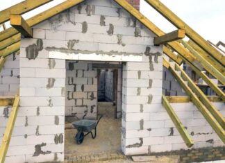 Modernizacja domu typu kostka z okresu lat 80 - pomysły na odświeżenie wnętrz i elewacji