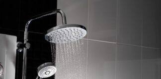Nowoczesny zestaw prysznicowy z deszczownicą i klasycznym natryskiem – idealne połączenie