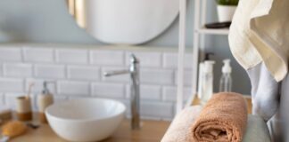 Równowaga stylu i wygody – jak łączyć tekstylia z ceramiką