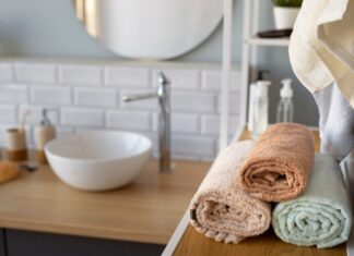 Równowaga stylu i wygody – jak łączyć tekstylia z ceramiką