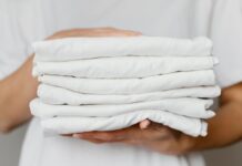 Jak prać białe tekstylia, żeby nie szarzały?